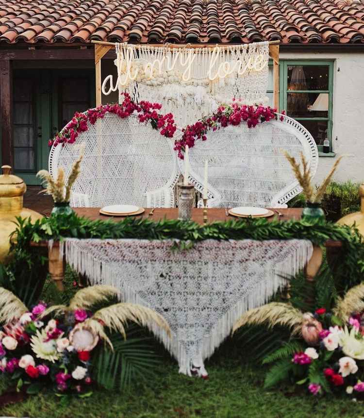 De asemenea, inscripția pe neon este perfectă pentru o nuntă boho