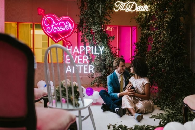 Mai multe semne cu inscripții și semne realizate din tuburi de neon pentru fotografiile de nuntă