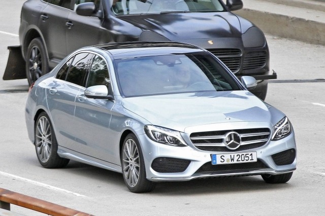 Mercedes Benz Clasa C 2015 în fața autostrăzii Mercedes Benz C 2015 în fața autostrăzii