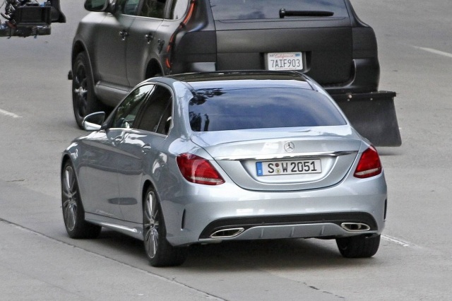 Mercedes Benz Clasa C 2015 conducând în spate Conducerea Mercedes Benz Clasa C în spate