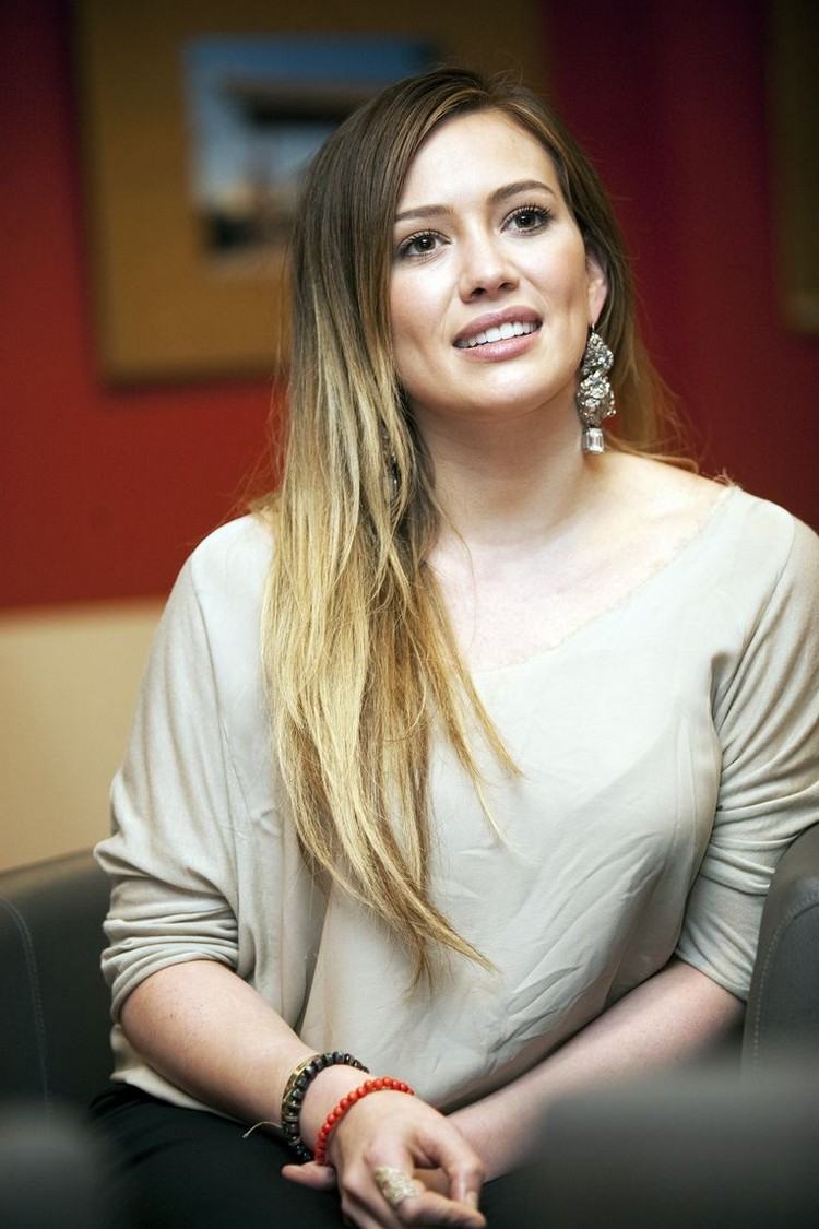 Hillary Duff cu păr lung ombre ombre-hair-trend-straight-long-hair-hillary-duff