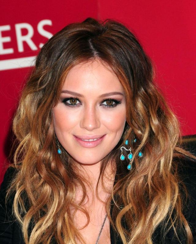Hilary Duf coafură păr lung aspect ombre Hilary-Duff-coafura-par-lung-ombre-arata-despartire mijlocie