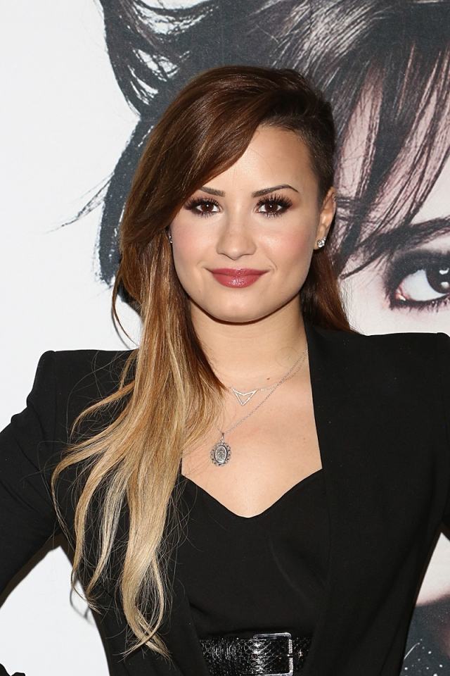 Demi Lovato ombre păr lung păr blond sfaturi demi-lovato-ombre-long-hair-blonde-tips