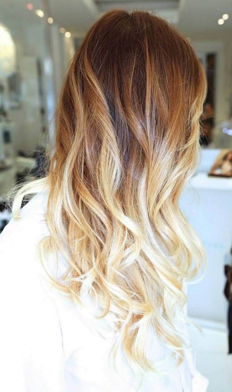 de la maro deschis la blond - păr ombre cu bucle Tendința părului Ombré, bucle blond-maro deschis