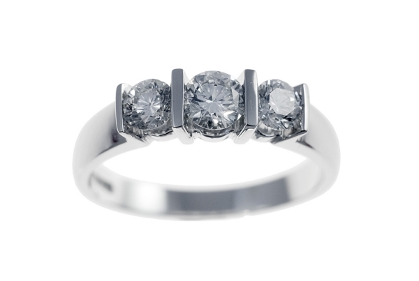 Aur alb tăiat cu trei diamante