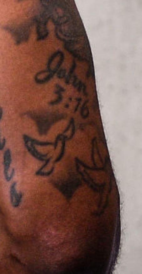 Deshaun John écrivant le tatouage