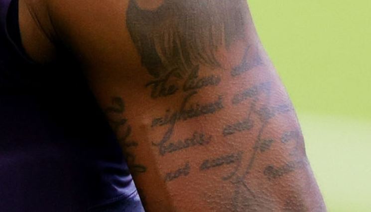 Tatouage d'écriture sur le biceps gauche de Deshaun