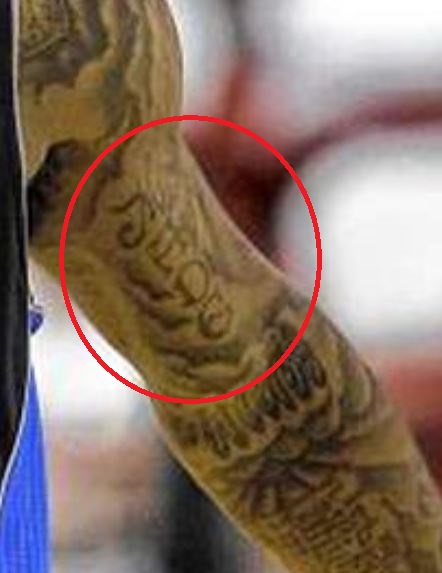 Tatuaggio con scritta DeShawn sul braccio sinistro