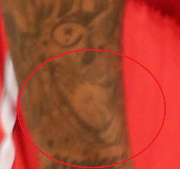 Tatuaggio mani in preghiera di DeShawn