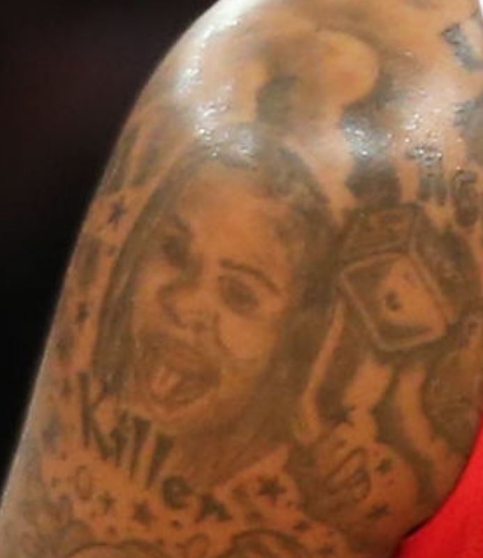 DeShawn tatuaggio bicipite destro