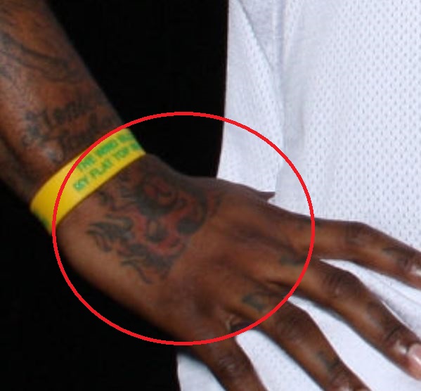 DeShawn tatuaggio sulla mano destra