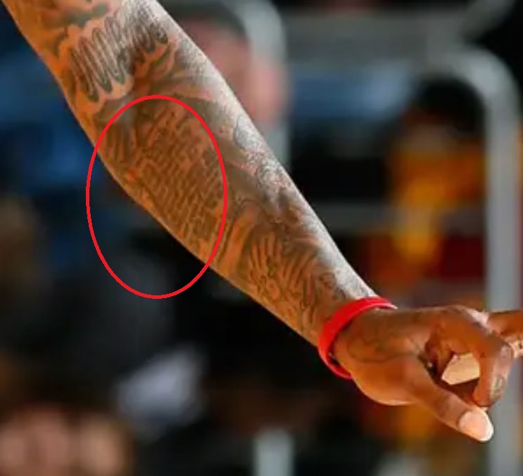 DeShawn scrive un tatuaggio per scrivere la Bibbia