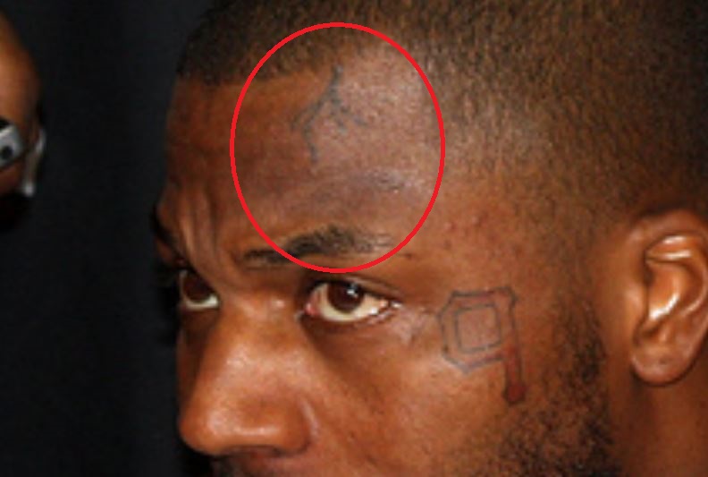 Tatuaggio sulla fronte di DeShawn