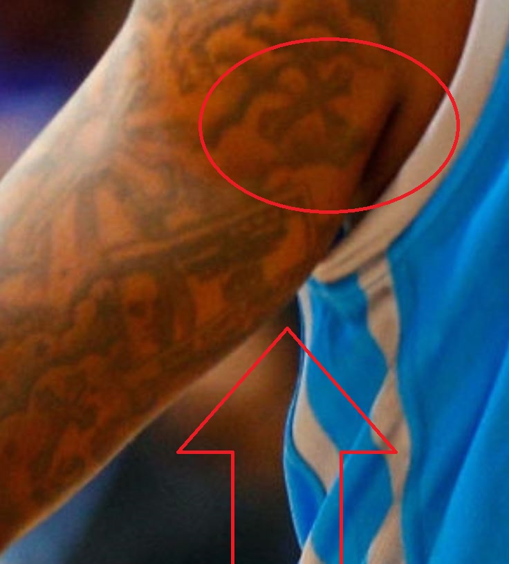 DeShawn banconota da un dollaro e tatuaggio incrociato