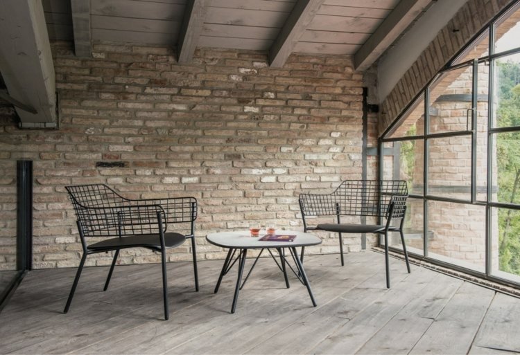 Un design realizat din metal cu o împletitură mobilier-grădină-design-sârmă-lyze-zăbrele-spătar-zid-de-cărămidă