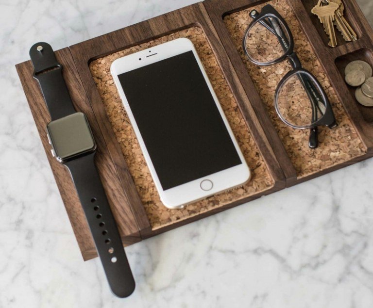 stație de încărcare telefon mobil compoziție nuc plută material elegant spațiu de depozitare ceas ochelari