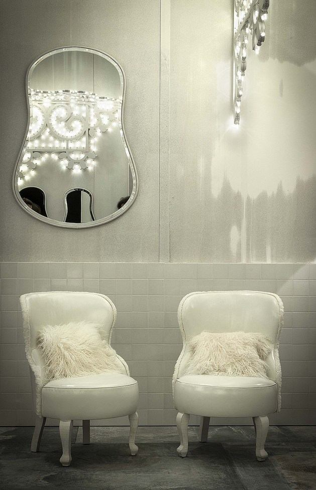 mobilier de designer baxter alb fotoliu tapițat perne de blană oglindă de perete