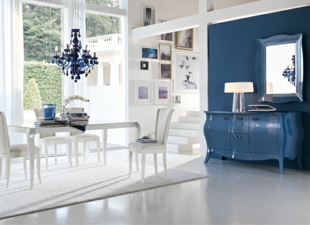 albastru sifonier lampa candelabru stil clasic scaune albe Lampa candelabru stil clasic scaune albe amenajate sala de mese