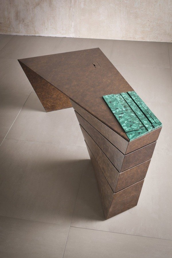 birou de designer cu forme dinamice de sus