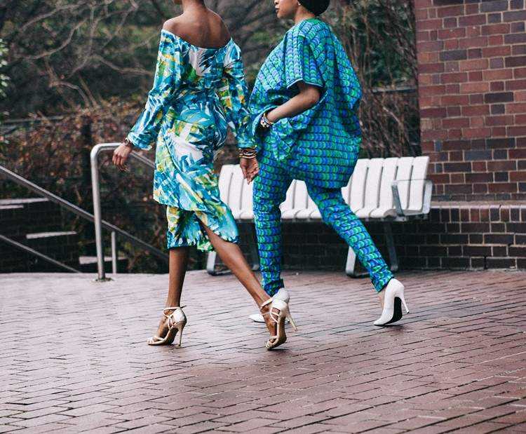 pompele albe transmit un fler retro al look-ului anilor 80