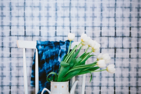 Tapet perete de artă care acoperă un model modern alb-albastru asemănător unei structuri geometrice