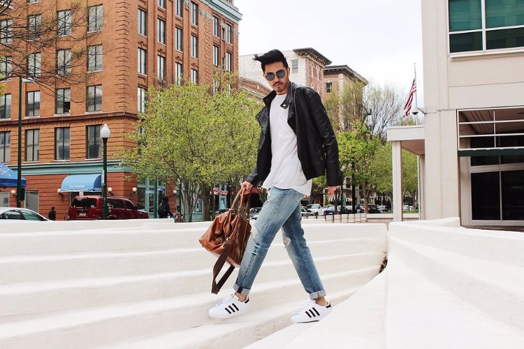 tendințe-modă-bărbați-2017-2018-adidași-sportivi-de-culoare-albă