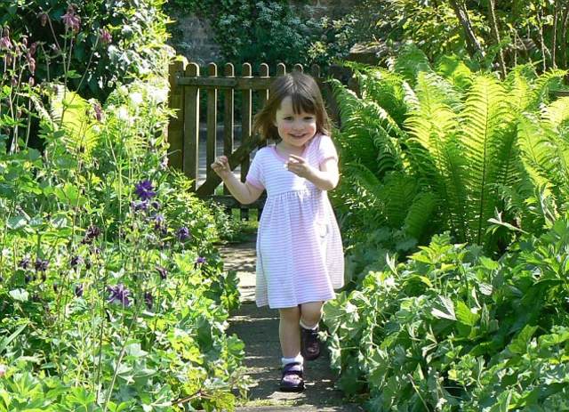 Fetiță mică artistă de 5 ani