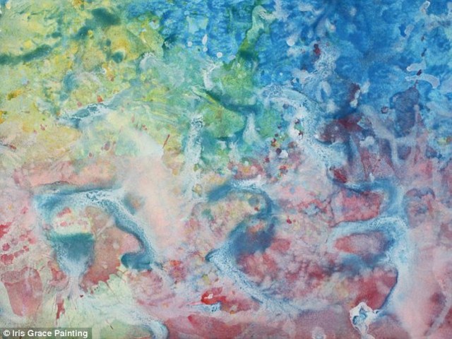 Pictorul pictează picturi frumoase albastru roz verde