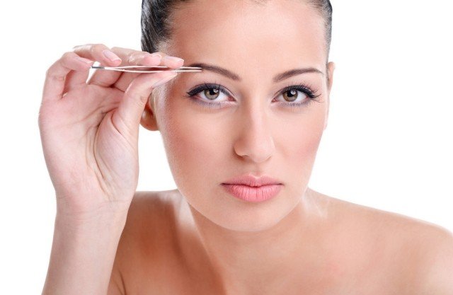 Scoaterea sprâncenelor cu pensete ochi-fruntea-cu-penseta-femeie
