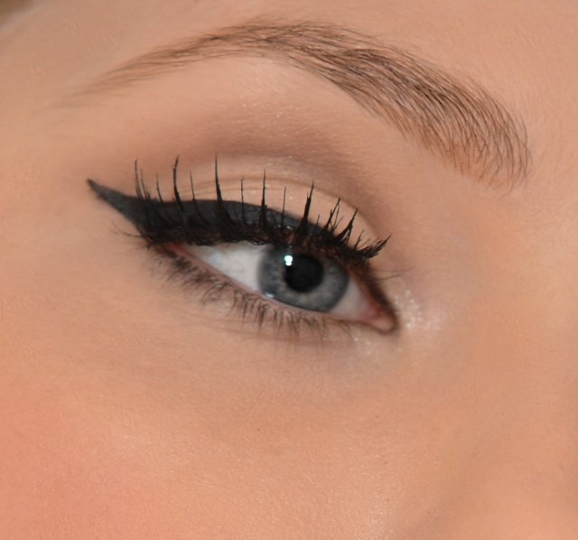 Linia sprâncenelor este perfectă frumos-formă-de-ochi-clădire-machiaj-ochi