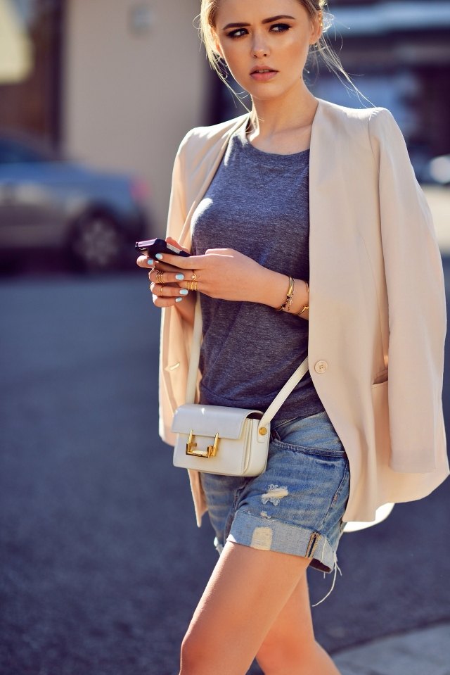 Elegant pe stradă, cu o jachetă bej și portofel idee-pantaloni scurți-vară-denim-portofel-stradă