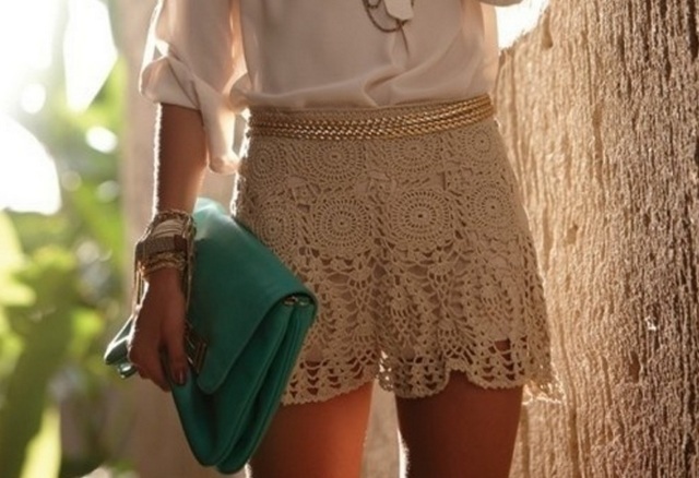 Pantalonii scurți arată ca o fustă pantaloni scurți-din-dantelă-cu-accesorii-bej-verde