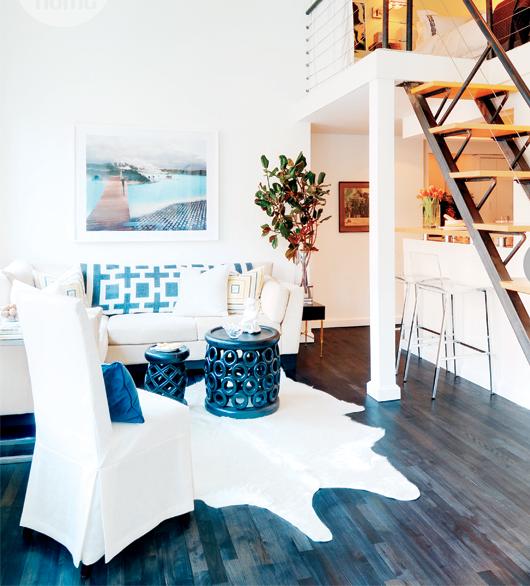 apartament in manhattan parchet din lemn masiv mobilier alb tavan dublu podea din lemn în apartamentul mic mobilier alb tavan dublu
