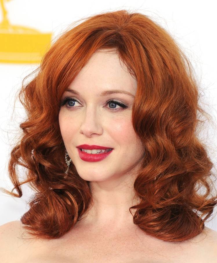 Pentru coafura de toamnă, puteți alege o culoare roșie coafuri toamna de stele christina hendricks bucle de culoare aramiu retro