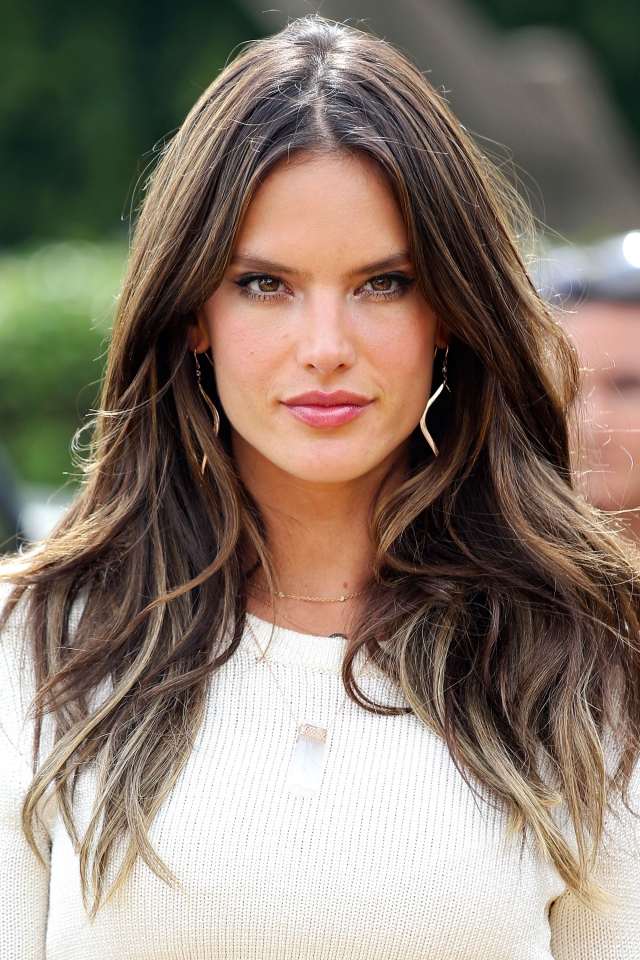 Păr lung - despărțit în mijloc - coafuri lungi casual pentru toamnă Hair-center-parted-long-coafuri-alessandra-ambrosio