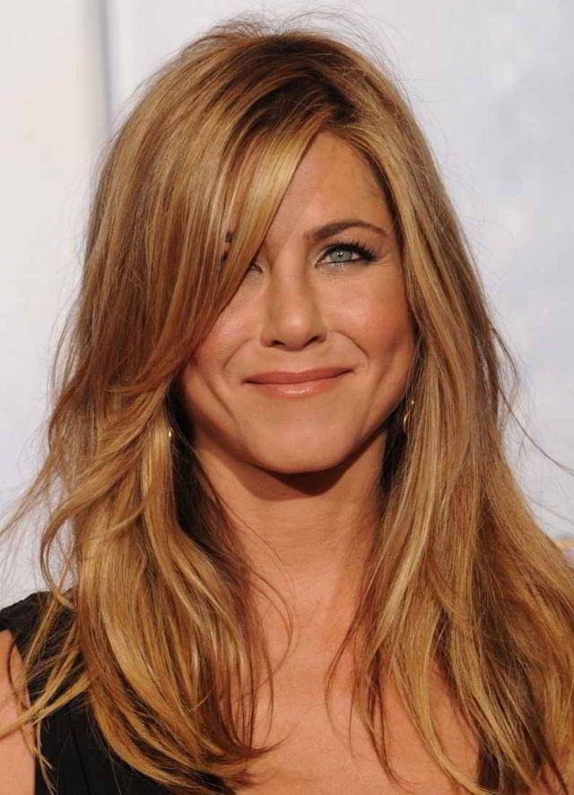 Coafura de tendință pentru femei cu despărțire laterală-Toamnă 2014-Jennifer Aniston Partea laterală inferioară-păr-deschis-natural-toamnă-Jennifer-Aniston