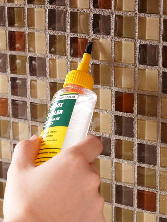 Așezați singură oglinda plăcilor și sigilați îmbinările cu silicon Instrucțiunile pentru așezarea plăcilor sigilează îmbinările din silicon