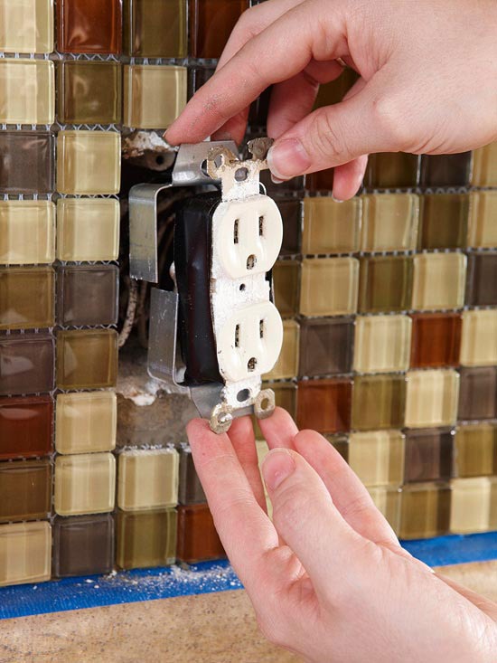 Instrucțiuni pentru așezarea plăcilor în peretele din spate al bucătăriei care se ocupă de prize Instrucțiuni pentru așezarea plăcilor cu prize