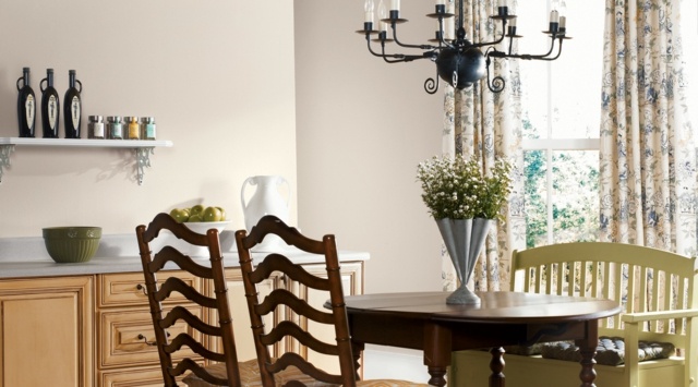 Idei de culoare bucătărie zonă de luat masa acoperită nuanțe roz deschis