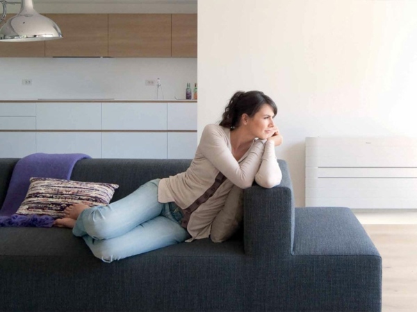 bucătărie modernă amenajată cameră de zi încălzire rece aer condiționat Daikin aparate de aer condiționat Daikin montate pe perete