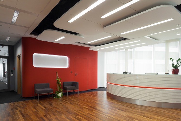 design-modern-birou-recepție-perete-roșu-cu-tavan-pardoseală din lemn