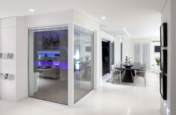 Mobilier în stil mediteranean, zonă de luat masa, uși din sticlă Mobilier în stil mediteranean, zonă de luat masa