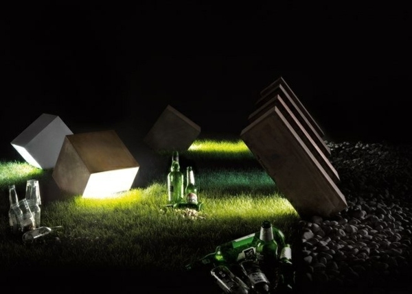 iluminat gradina moderna gazon sticle de bere accentuate Iluminarea sticlelor de bere cu pietre de gazon