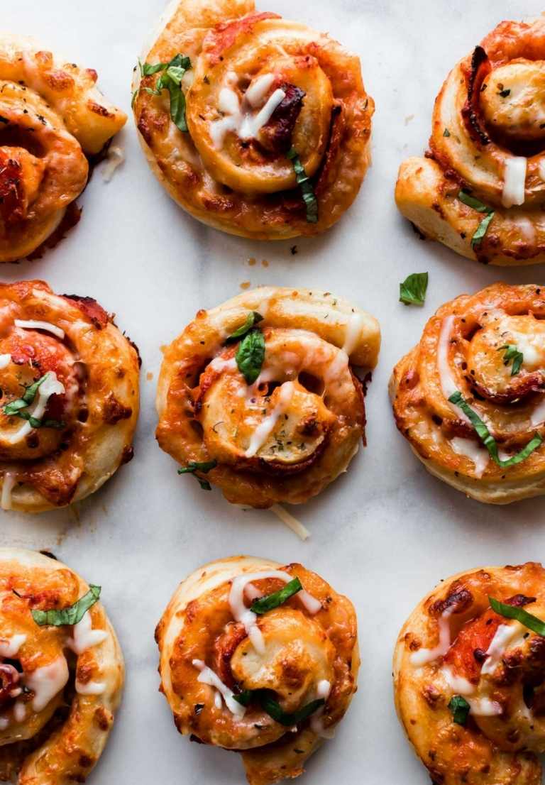 Serviți chifle de pizza cu busuioc și sos pentru scufundare