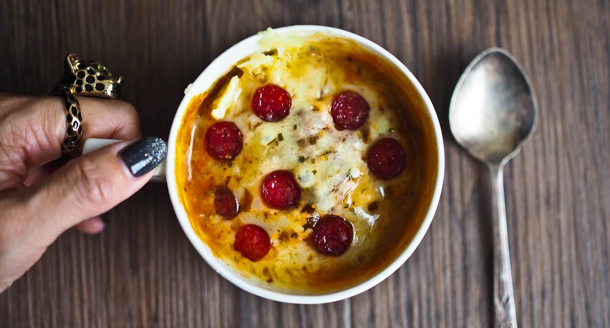 Pizza delicioasă într-o ceașcă cu salam și mozzarella