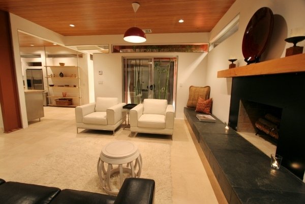 Izolare fonică în camera de zi covor mobilier tapițat șemineu