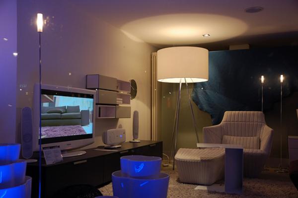 Izolat fonic covor sufragerie fotoliu tapițat iluminare indirectă