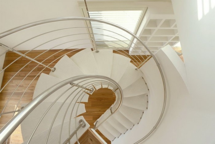 Scară spirală COncorde cu trepte vopsite în alb și balustrade metalice scări-din-lemn-autoportante-trepte-lăcuite-albe