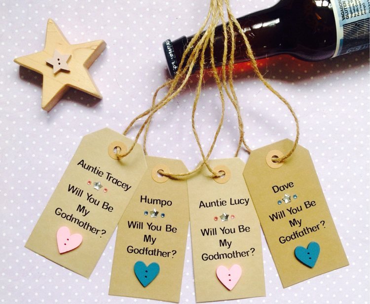 Cereți-le nașilor să vă facă etichete de sticlă de vin cadou