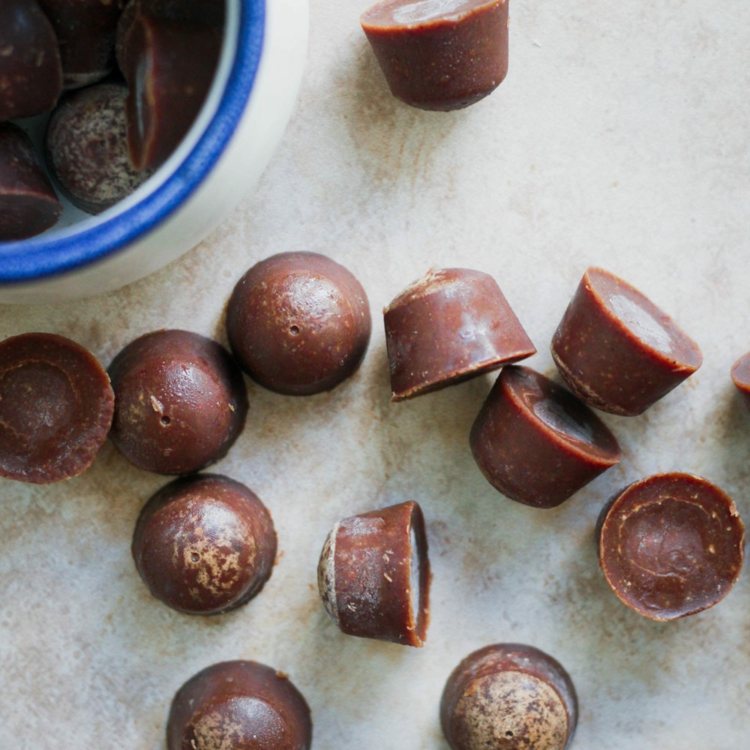 plumbele de cacao mocha îndepărtează uleiul de cocos vanilat cu bombe grase ceto